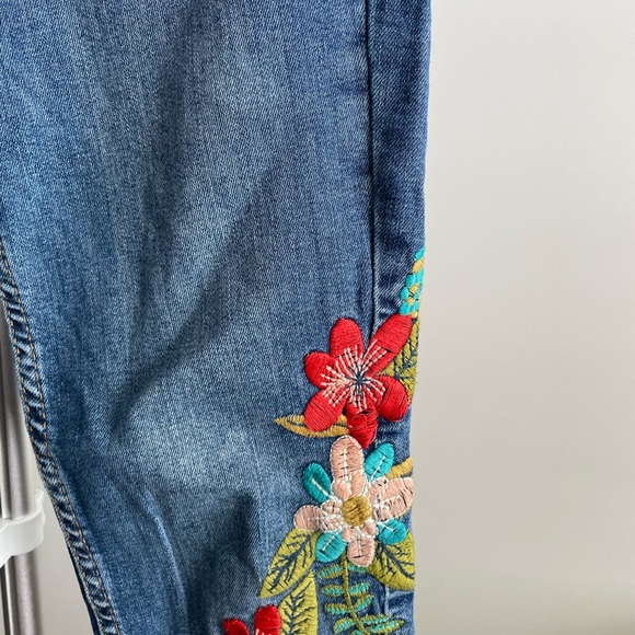 Zara Jeans with Floral Embroidery. - Picture 2 of 4